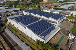 Painéis solares instalados em prédio comercial
