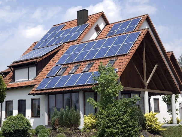 Sistema de energia solar instalado em telhado residencial